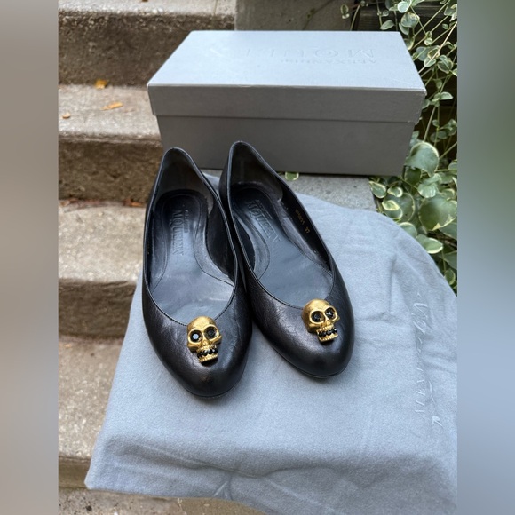 Excellent Gorgeous leather Alexander McQueen Black Flats with Gold Skulls